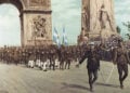 Τμήματα του ελληνικού πεζικού περνούν κάτω από την Αψίδα του Θριάμβου, ενώ παρελαύνουν στη Λεωφόρο Ηλυσίων Πεδίων στο Παρίσι. Ελαιογραφία του Δημήτρη Βασιλείου. Εθνικό Ιστορικό Μουσείο I Συλλογή Ζωγραφικών (πηγή: Ιστορική και Εθνολογική Εταιρεία της Ελλάδος)
