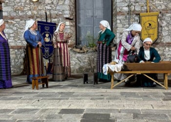 Στιγμιότυπο από τη μουσικοχορευτική εκδήλωση «Παρχάρ' αέρα φύσεσεν» (φωτ.: Δήμος Δράμας)