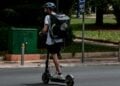Διανομέας φαγητού σε πατίνι (φωτ. αρχείου: EUROKINISSI/Τατιάνα Μπόλαρη)