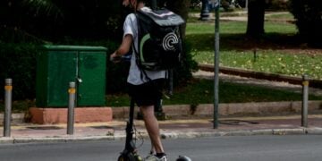 Διανομέας φαγητού σε πατίνι (φωτ. αρχείου: EUROKINISSI/Τατιάνα Μπόλαρη)