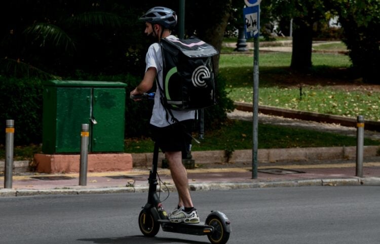 Διανομέας φαγητού σε πατίνι (φωτ. αρχείου: EUROKINISSI/Τατιάνα Μπόλαρη)