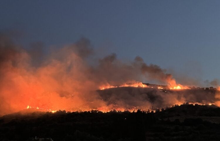 Στιγμιότυπο από την πυρκαγιά των προηγούμενων ημερών στη Ναύπακτο (φωτ.: NafpaktosPress.gr)