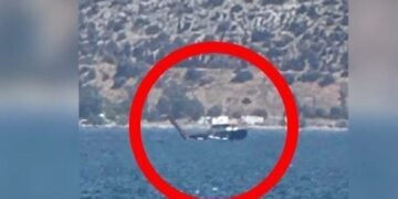 Το πυροσβεστικό ελικόπτερο διακρίνεται στην επιφάνεια της θάλασσας (φωτ.: glomex)