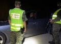 Πολωνοί συνοριοφύλακες ελέγχουν αυτοκίνητο που πέρασε τα σύνορα με τη Λιθουανία (φωτ.: Χ / Straż Graniczna)