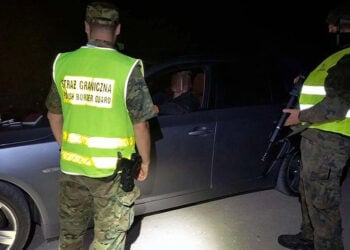 Πολωνοί συνοριοφύλακες ελέγχουν αυτοκίνητο που πέρασε τα σύνορα με τη Λιθουανία (φωτ.: Χ / Straż Graniczna)