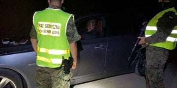 Πολωνοί συνοριοφύλακες ελέγχουν αυτοκίνητο που πέρασε τα σύνορα με τη Λιθουανία (φωτ.: Χ / Straż Graniczna)