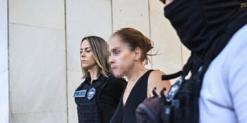 H 43χρονη πρώην σύζυγος του Πολωνού καθηγητή οδηγείται στον εισαγγελέα (φωτ.: EUROKINISSI)
