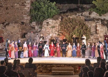 Από την εκδήλωση στο θέατρο ΑΚΕΛ για τα 60 χρόνια των Ποντίων στη λαυρεωτική γη (φωτ.: Facebook / Σύλλογος Ποντίων Λαυρίου «Ο Μιθριδάτης»)