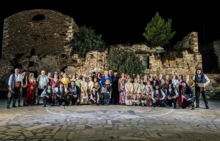 Οικογενειακή φωτογραφία του «Μιθριδάτη» Λαυρίου (φωτ.: Facebook / Σύλλογος Ποντίων Λαυρίου «O Μιθριδάτης»)
