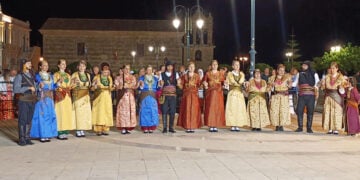 Το χορευτικό των «Ακριτών του Ιονίου» (φωτ.: Facebook / Σύλλογος Ποντίων Ζακύνθου «Ακρίτες του Ιονίου»)