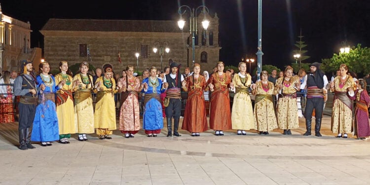 Το χορευτικό των «Ακριτών του Ιονίου» (φωτ.: Facebook / Σύλλογος Ποντίων Ζακύνθου «Ακρίτες του Ιονίου»)