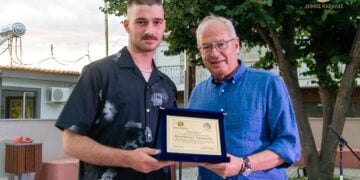 Ο Κωνσταντίνος Τιφτιρικίδης παραλαμβάνει την τιμητική πλακέτα από τον δήμαρχο Καβάλας (φωτ.: Δήμος Καβάλας / Κώστας Σαραϊδάρης)