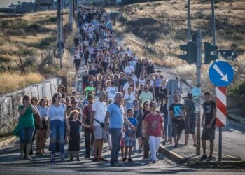 Πλήθος κόσμου στη διάρκεια πεζοπορίας σε προηγούμενη επέτειο από τη φονική πυρκαγιά στο Μάτι (φωτ.: EUROKINISSI/Θανάσης Δημόπουλος)
