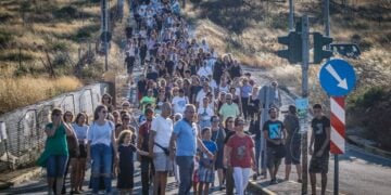 Πλήθος κόσμου στη διάρκεια πεζοπορίας σε προηγούμενη επέτειο από τη φονική πυρκαγιά στο Μάτι (φωτ.: EUROKINISSI/Θανάσης Δημόπουλος)