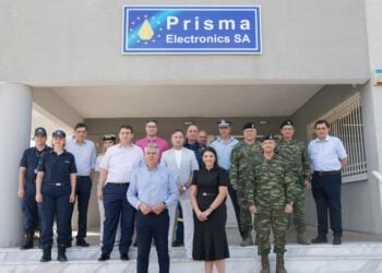 Αναμνηστική φωτογραφία από την ενημερωτική επίσκεψη στις εγκαταστάσεις της Prisma Electronics (φωτ.: facebook/Πρίσμα Ηλεκτρονικά)
