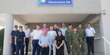 Αναμνηστική φωτογραφία από την ενημερωτική επίσκεψη στις εγκαταστάσεις της Prisma Electronics (φωτ.: facebook/Πρίσμα Ηλεκτρονικά)