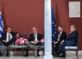 Η γλώσσα του σώματος τα... λέει όλα. 
Δεξίωση στο Προεδρικό Μέγαρο για την 51η επέτειο της αποκατάστασης της Δημοκρατία (φωτ.: EUROKINISSI / Τατιάνα Μπόλαρη)
