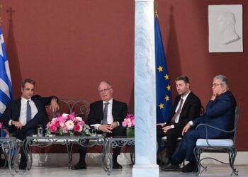 Η γλώσσα του σώματος τα... λέει όλα. 
Δεξίωση στο Προεδρικό Μέγαρο για την 51η επέτειο της αποκατάστασης της Δημοκρατία (φωτ.: EUROKINISSI / Τατιάνα Μπόλαρη)