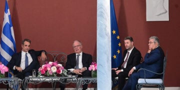Η γλώσσα του σώματος τα... λέει όλα. 
Δεξίωση στο Προεδρικό Μέγαρο για την 51η επέτειο της αποκατάστασης της Δημοκρατία (φωτ.: EUROKINISSI / Τατιάνα Μπόλαρη)