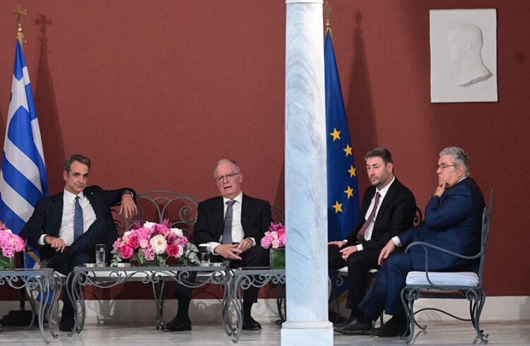 Η γλώσσα του σώματος τα... λέει όλα. 
Δεξίωση στο Προεδρικό Μέγαρο για την 51η επέτειο της αποκατάστασης της Δημοκρατία (φωτ.: EUROKINISSI / Τατιάνα Μπόλαρη)