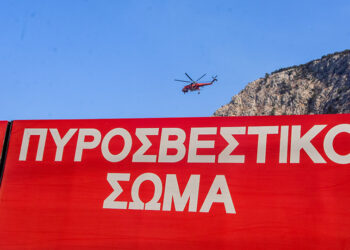 Πυροσβεστικό ελικόπτερο και πυροσβεστικό όχημα (φωτ.: EUROKINISSI / Βασίλης Παπαδόπουλος)