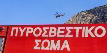 Πυροσβεστικό ελικόπτερο και πυροσβεστικό όχημα (φωτ.: EUROKINISSI / Βασίλης Παπαδόπουλος)