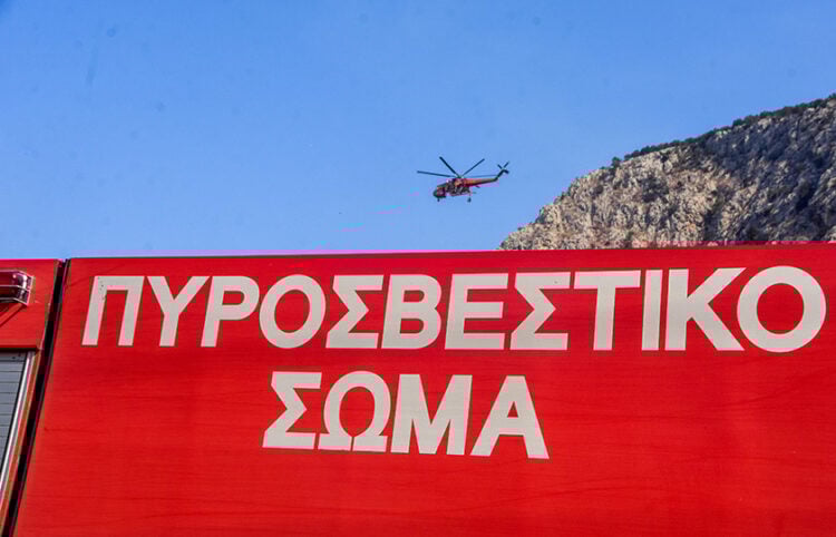Πυροσβεστικό ελικόπτερο και πυροσβεστικό όχημα (φωτ.: EUROKINISSI / Βασίλης Παπαδόπουλος)