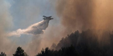 Πυροσβεστικό αεροσκάφος κατά τη διάρκεια δασικής πυρκαγιάς (φωτ.: EUROKINISSI / Γιάννης Σπιρούνης)
