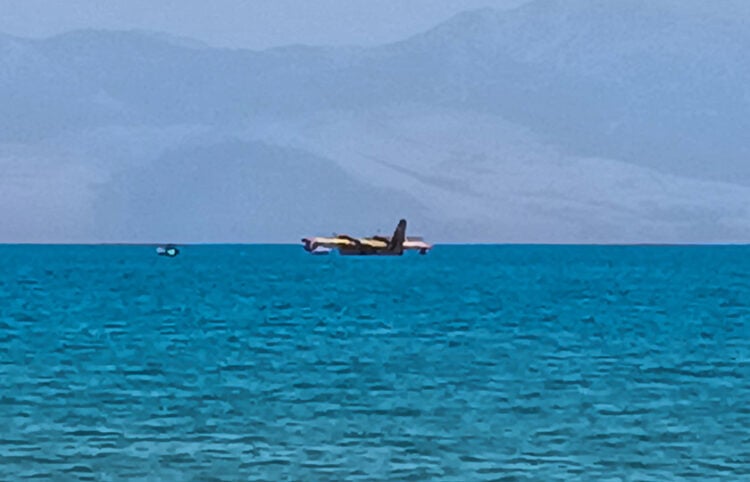 Αναγκαστική προσθαλάσσωση πυροσβεστικού αεροσκάφους  Canadair CL-215 στον Κορινθιακό Κόλπο (φωτ.: EUROKINISSI / Βασίλης Ψωμάς)