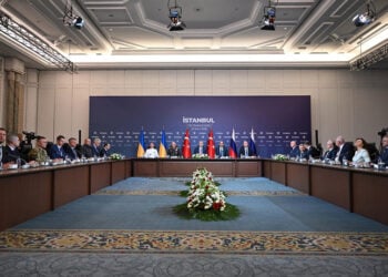 Στιγμιότυπο από τον 3ο γύρο συνομιλιών μεταξύ αντιπροσωπειών της Ουκρανίας και της Ρωσίας στην Κωνσταντινούπολη (φωτ.: Υπουργείο Εξωτερικών της Τουρκίας / Muhammed Kurtar)
