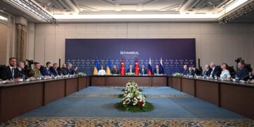 Στιγμιότυπο από τον 3ο γύρο συνομιλιών μεταξύ αντιπροσωπειών της Ουκρανίας και της Ρωσίας στην Κωνσταντινούπολη (φωτ.: Υπουργείο Εξωτερικών της Τουρκίας / Muhammed Kurtar)