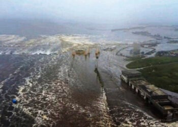 Εικόνα από βίντεο που έδωσε στη δημοσιότητα το Γεωφυσικό Κέντρο της Ρωσικής Ακαδημίας Επιστημών. Δείχνει μια πλημμυρισμένη περιοχή στο Σεβέρο-Κουρίλσκ στη Σαχαλίνη, το μεγαλύτερο νησί της Ρωσίας, στον βόρειο Ειρηνικό