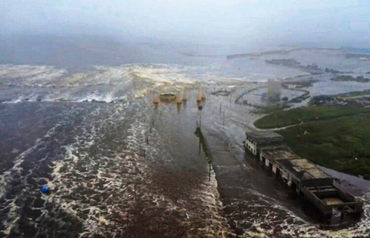 Εικόνα από βίντεο που έδωσε στη δημοσιότητα το Γεωφυσικό Κέντρο της Ρωσικής Ακαδημίας Επιστημών. Δείχνει μια πλημμυρισμένη περιοχή στο Σεβέρο-Κουρίλσκ στη Σαχαλίνη, το μεγαλύτερο νησί της Ρωσίας, στον βόρειο Ειρηνικό