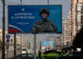 Γιγαντοαφίσα στην Αγία Πετρούπολη με έναν Ρώσο στρατιώτη (φωτ.: EPA / Anatoly Maltsev)