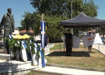 Στεφάνια για τους αγωνιστές της Κύπρου στον ανδριάντα του αντισμήναρχου Στέργιου Συμεωνίδη (φωτ.: ΑΠΕ-ΜΠΕ)