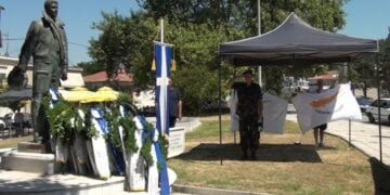 Στεφάνια για τους αγωνιστές της Κύπρου στον ανδριάντα του αντισμήναρχου Στέργιου Συμεωνίδη (φωτ.: ΑΠΕ-ΜΠΕ)