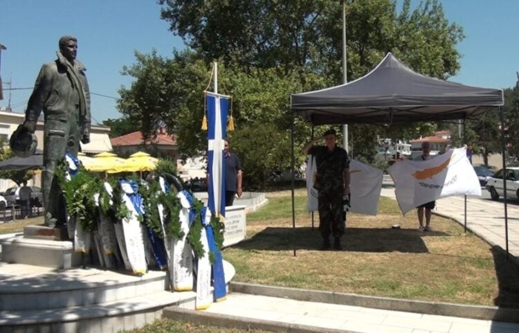 Στεφάνια για τους αγωνιστές της Κύπρου στον ανδριάντα του αντισμήναρχου Στέργιου Συμεωνίδη (φωτ.: ΑΠΕ-ΜΠΕ)