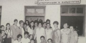 «Μορφωτικός Σύλλογος Αγροτόπαιδων Ν. Σαμψούντος» αναγράφει η πινακίδα του τότε υπουργείου Γεωργίας στη Νέα Σαμψούντα του προηγούμενου αιώνα (φωτ.: facebook/Katerina Ioannidou)
