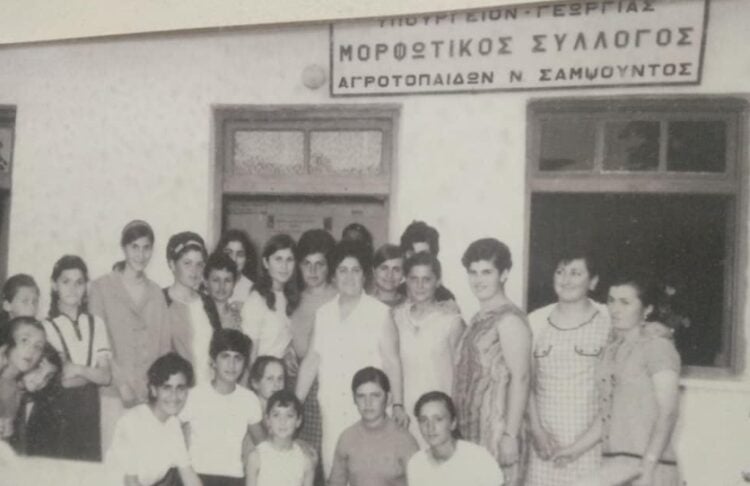 «Μορφωτικός Σύλλογος Αγροτόπαιδων Ν. Σαμψούντος» αναγράφει η πινακίδα του τότε υπουργείου Γεωργίας στη Νέα Σαμψούντα του προηγούμενου αιώνα (φωτ.: facebook/Katerina Ioannidou)