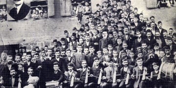 Γλέντι στην Κοινώνεσσα Σουρμένων για τον εορτασμό του τουρκικού Συντάγματος. 10 Ιουλίου 1908 (πηγή: Συλλογή Άννας Θεοφυλάκτου / Ιστορικό Αρχείο Προσφυγικού Ελληνισμού Δήμου Καλαμαριάς)