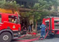 Πυροσβεστικά έξω από την πολυκατοικία όπου βρίσκεται το διαμέρισμα του Πέτρου Φιλιππίδη και της συζύγου του (πηγή: Glomex)