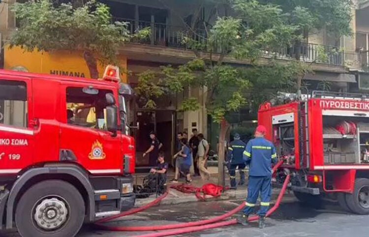 Πυροσβεστικά έξω από την πολυκατοικία όπου βρίσκεται το διαμέρισμα του Πέτρου Φιλιππίδη και της συζύγου του (πηγή: Glomex)