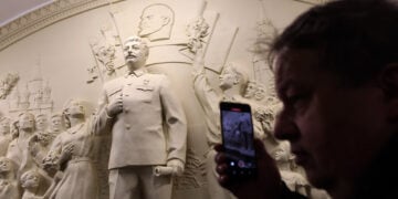 Μνημείο για τον Στάλιν επανεγκαταστάθηκε στις 15 Μαΐου 2025 στο μετρό της Μόσχας, στο σταθμό Ταγκάνσκαγια (φωτ.: EPA / Maxim Shipenkov)