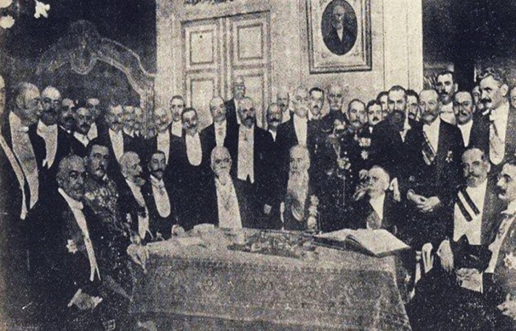 Υπογραφή της Συνθήκης του Βουκουρεστίου, το 1913 (πηγή: Ελληνικός Στρατός)