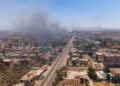 Καπνός από τα σπίτια που κάηκαν στην Αλ Μάζρα, μια πόλη περίπου 12 χλμ από τη Σουέιντα (φωτ.: EPA / Ahmad Fallaha)