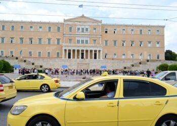 Ταξί στο κέντρο της Αθήνας (φωτ. αρχείου: EUROKINISSI/Τατιάνα Μπόλαρη)