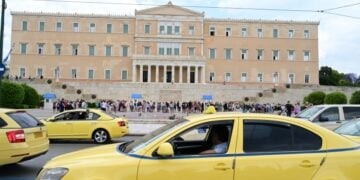 Ταξί στο κέντρο της Αθήνας (φωτ. αρχείου: EUROKINISSI/Τατιάνα Μπόλαρη)