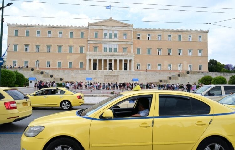 Ταξί στο κέντρο της Αθήνας (φωτ. αρχείου: EUROKINISSI/Τατιάνα Μπόλαρη)