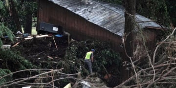 Διασώστες ψάχνουν σε κατεστραμμένο σπίτι στην περιοχή Χαντ του Τέξας που σαρώθηκε από τις πλημμύρες (φωτ.: EPA / Dustin Safranek)