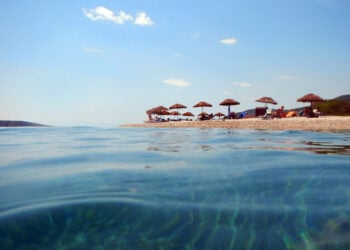 Παραλία όπως διακρίνεται μέσα από τη θάλασσα στην Αλόνησσο (φωτ.: ΑΠΕ-ΜΠΕ / Ευάγγελος Μπουγιώτης)
